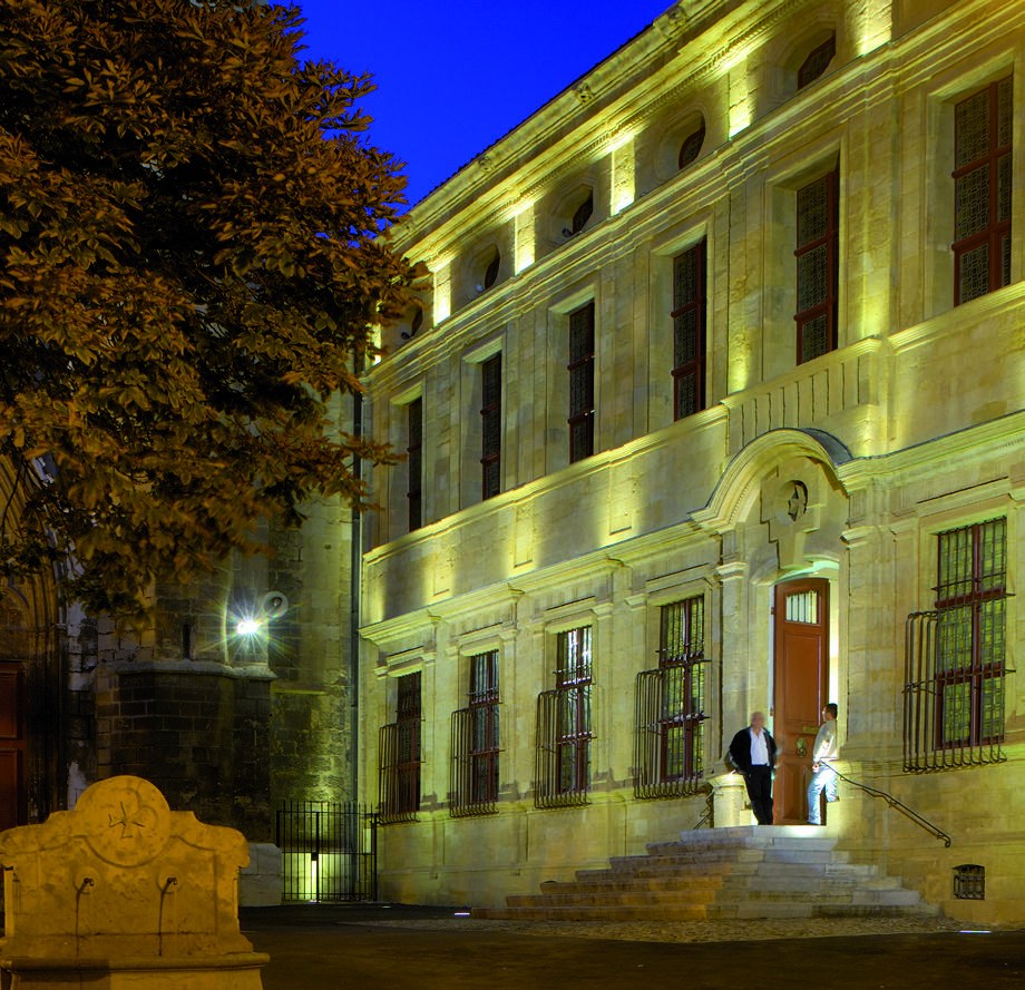 Façade mise en lumière par des linéaires